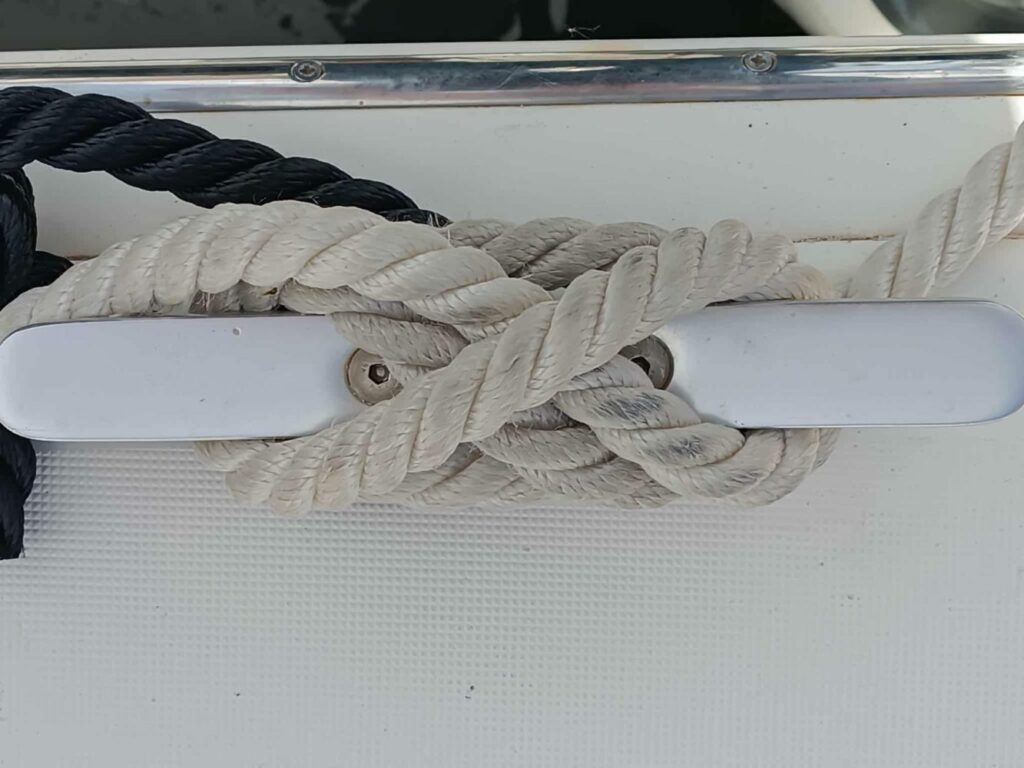 Veille hivernale, vérification amarres, pare-battages, déshumidificateurs, fonds de cale...