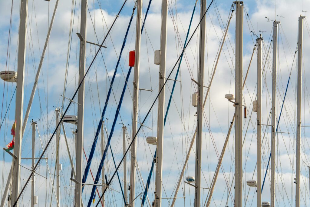 Mâts de voiliers au port